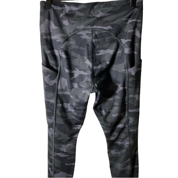 Athleta Ultimate Camo 7/8 Tight Medium - Picture 7 of 10